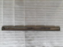 Laden Sie das Bild in den Galerie-Viewer, BMW E28 Zierleiste Stossleiste Tür vorne links 1871695