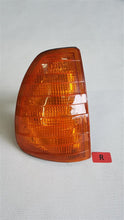 Laden Sie das Bild in den Galerie-Viewer, Mercedes Benz W123 Blinker vorn rechts 1305233052