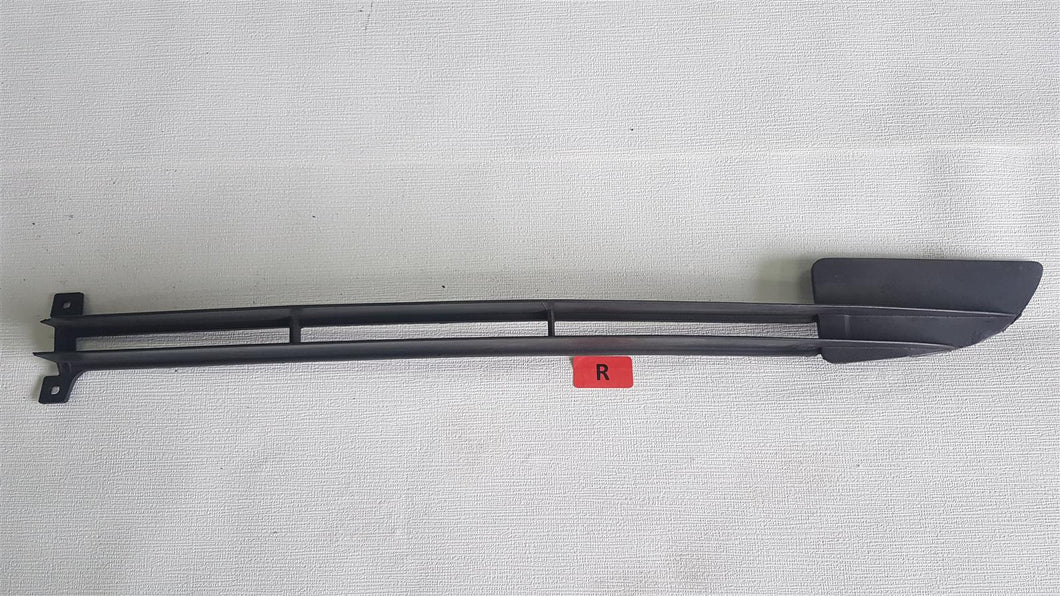 Mercedes Benz W123 Lufteinlass Gitter Grill vorn links unterhalb der Stoßstange 1238880223