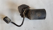 Laden Sie das Bild in den Galerie-Viewer, Mercedes Benz W123 Scheibenwischermotor vorn