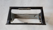Laden Sie das Bild in den Galerie-Viewer, Mercedes Benz W123 Halter Rahmen Ascher Aschenbecher