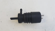 Laden Sie das Bild in den Galerie-Viewer, Mercedes Benz W123 Wischwasserpumpe Waschwasser Pumpe