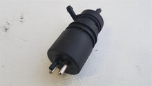 Laden Sie das Bild in den Galerie-Viewer, Mercedes Benz W123 Wischwasserpumpe Waschwasser Pumpe