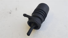 Laden Sie das Bild in den Galerie-Viewer, Mercedes Benz W123 Wischwasserpumpe Waschwasser Pumpe