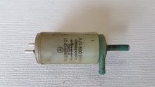 Laden Sie das Bild in den Galerie-Viewer, Mercedes Benz W123 Wischwasserpumpe Pumpe Waschwasser 1238690121