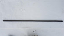 Laden Sie das Bild in den Galerie-Viewer, Mercedes Benz W123 Zierleiste Stoßleiste Tür vorn rechts oben
