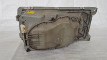 Laden Sie das Bild in den Galerie-Viewer, Mercedes Benz W123 Scheinwerfer vorn links zweite Serie Bosch