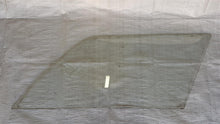 Laden Sie das Bild in den Galerie-Viewer, Mercedes Benz S123 Kombi T-Modell Glas Seitenscheibe Fenster hinten rechts klar