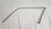 Laden Sie das Bild in den Galerie-Viewer, Mercedes Benz W123 S123 Kombi T-Modell Fensterrahmen Seitenscheibe hinten links