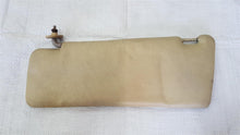 Laden Sie das Bild in den Galerie-Viewer, Mercedes Benz W123 Sonnenblende rechts beige