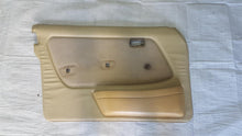 Laden Sie das Bild in den Galerie-Viewer, Mercedes Benz W123 S123 Türverkleidung vorn links beige