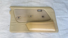 Laden Sie das Bild in den Galerie-Viewer, Mercedes Benz W123 S123 Türverkleidung vorn links beige