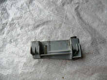 Laden Sie das Bild in den Galerie-Viewer, Mercedes Benz C123 Coupe Halter Gleitstück Fensterscheibe Tür links 1237250332