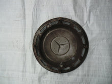 Laden Sie das Bild in den Galerie-Viewer, Mercedes Benz W123 S123 Radkappe Aluminium original Distelsilber 14 Zoll
