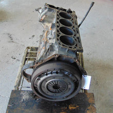 Laden Sie das Bild in den Galerie-Viewer, Mercedes Benz W123 230E M102 Motor Rumpfmotor Kurbelwelle 1020110901