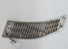 Laden Sie das Bild in den Galerie-Viewer, Mercedes Benz W123 280E Lufteinlass Chrom Lüftungsgitter Gitter vorn rechts 1238362465