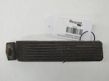 Laden Sie das Bild in den Galerie-Viewer, Mercedes Benz W123 S123 C123 Gaspedal 1233010082