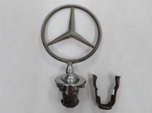 Laden Sie das Bild in den Galerie-Viewer, Mercedes Benz W123 Mercedesstern vorn auf dem Grill