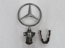 Laden Sie das Bild in den Galerie-Viewer, Mercedes Benz W123 Mercedesstern vorn auf dem Grill