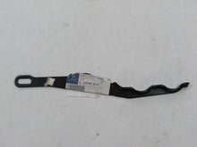 Laden Sie das Bild in den Galerie-Viewer, Mercedes Benz W123 230E Halterung Auspuff Doppelrohr am Getriebe A1234922941