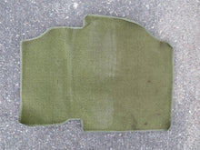 Laden Sie das Bild in den Galerie-Viewer, Mercedes Benz W123 S123 Fußmatte Teppich hinten links grün Olive