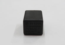 Laden Sie das Bild in den Galerie-Viewer, Mercedes Benz W123 W460 280E 280GE Kraftstoffpumpenrelais 0015450705