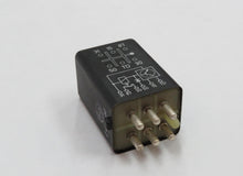 Laden Sie das Bild in den Galerie-Viewer, Mercedes Benz W123 W460 280E 280GE Kraftstoffpumpenrelais 0015450705
