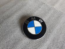 Laden Sie das Bild in den Galerie-Viewer, BMW E28 BMW Zeichen Plakette Emblem Motorhaube 51148132375