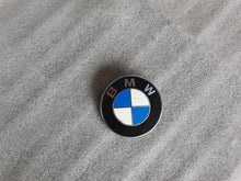 Laden Sie das Bild in den Galerie-Viewer, BMW E28 BMW Zeichen Plakette Emblem Motorhaube 51148132375