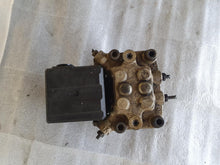 Laden Sie das Bild in den Galerie-Viewer, BMW E28 ABS Pumpe Hydraulikblock BOSCH 0265201005