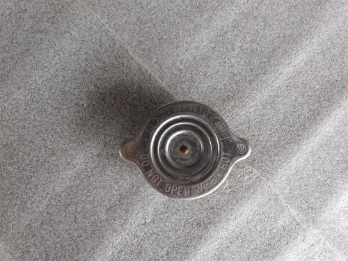 BMW E28 524 TD Deckel Verschluss Ausgleichsbehälter Kühlwasser 17112227683