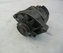 Laden Sie das Bild in den Galerie-Viewer, BMW E28 524TD Lichtmaschine Generator 80A 12312241262