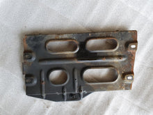 Laden Sie das Bild in den Galerie-Viewer, BMW E28 Batteriehalter Platte Batterie