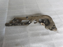 Laden Sie das Bild in den Galerie-Viewer, BMW E28 Scharnir Motorhaube vorn links 41611900683