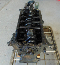 Laden Sie das Bild in den Galerie-Viewer, BMW E28 524TD Motor Rumpfmotor ohne Ölpumpe 11111285778