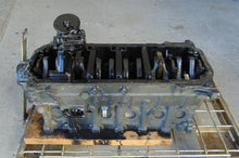 Laden Sie das Bild in den Galerie-Viewer, BMW E28 524TD Motor Rumpfmotor ohne Ölpumpe 11111285778