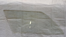 Laden Sie das Bild in den Galerie-Viewer, Mercedes Benz S123 Kombi T-Modell Glas Seitenscheibe Fenster hinten links klar