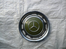Laden Sie das Bild in den Galerie-Viewer, Mercedes Benz W123 S123 Radkappe Aluminium original grün 14 Zoll