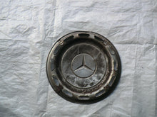 Laden Sie das Bild in den Galerie-Viewer, Mercedes Benz W123 S123 Radkappe Aluminium original grün 14 Zoll