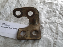 Laden Sie das Bild in den Galerie-Viewer, Mercedes Benz W460 G-Model Halter für Bremsschläuche vorn rechts
