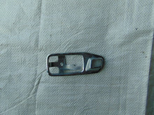 Laden Sie das Bild in den Galerie-Viewer, Mercedes Benz W116 Abdeckung Rahmen Chrome Türöffner innen links 1167660111