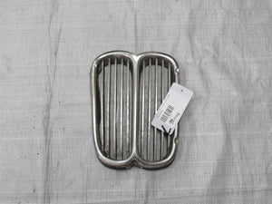 BMW E3 Niere Grill vorn leicht Beschädigt 51131826809