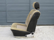 Laden Sie das Bild in den Galerie-Viewer, BMW E3 Sitz vorn rechts Beifahrersitz Velours beige mit Kopfstütze