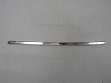 Laden Sie das Bild in den Galerie-Viewer, Mercedes Benz W108 W109 Zierleiste Chrom vorne rechts