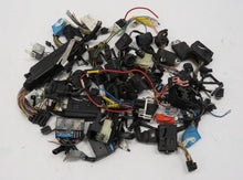 Laden Sie das Bild in den Galerie-Viewer, BMW E38 7er 728i M52B28 Automatik Steckerkonvolut Kabelbaum