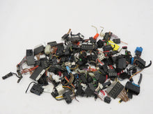 Laden Sie das Bild in den Galerie-Viewer, BMW E38 7er 728i M52B28 Automatik Steckerkonvolut Kabelbaum