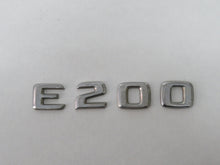 Laden Sie das Bild in den Galerie-Viewer, Mercedes Benz W124 Schriftzug Emblem E200