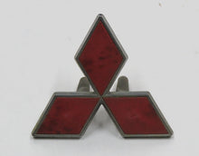 Laden Sie das Bild in den Galerie-Viewer, Mitsubishi Pajero Montero L040 Emblem im Grill Kühlergrill MB6T0417