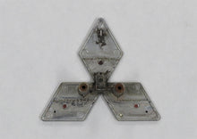 Laden Sie das Bild in den Galerie-Viewer, Mitsubishi Pajero Montero L040 Emblem im Grill Kühlergrill MB6T0417