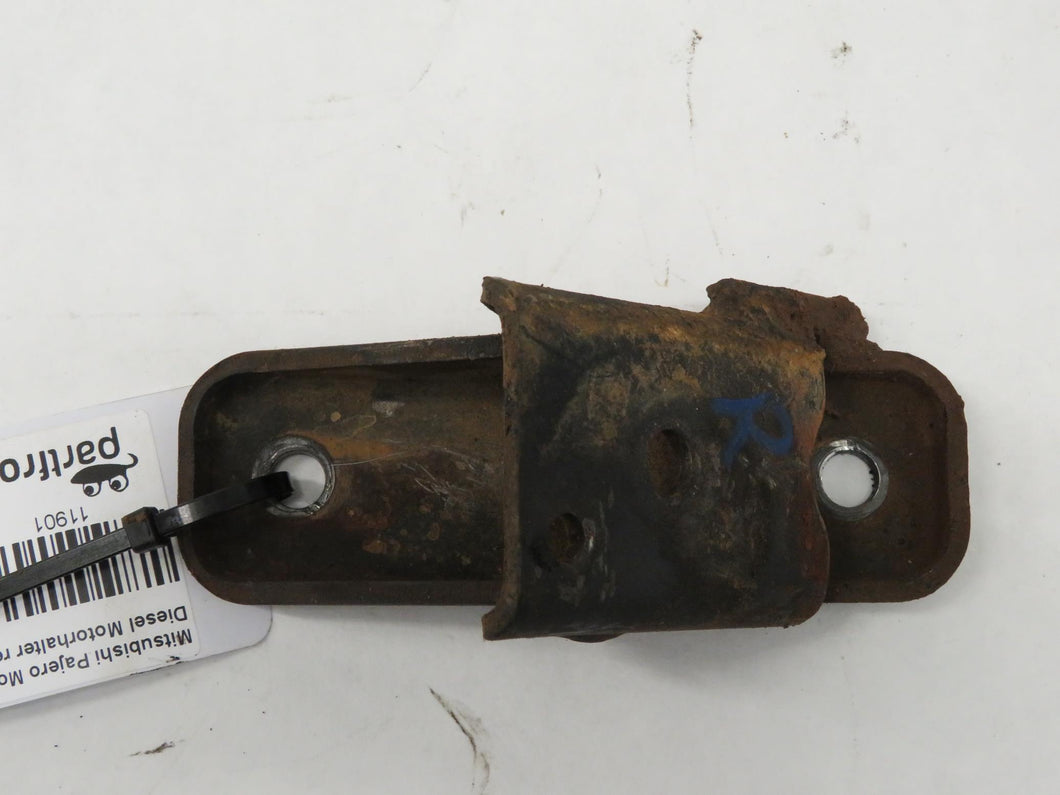Mitsubishi Pajero Montero L040 2.5TD Diesel Motorhalter rechts